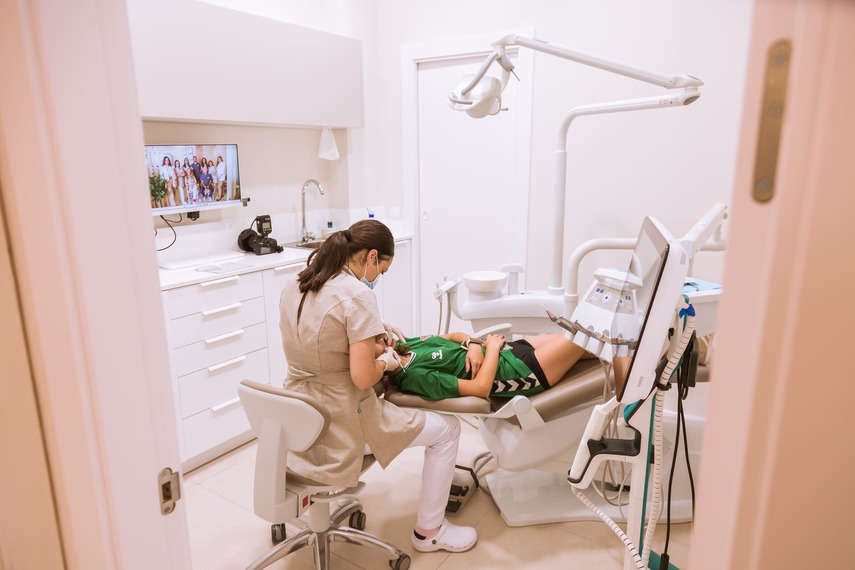 Niña con miedo al dentista sentada en el sillón dental